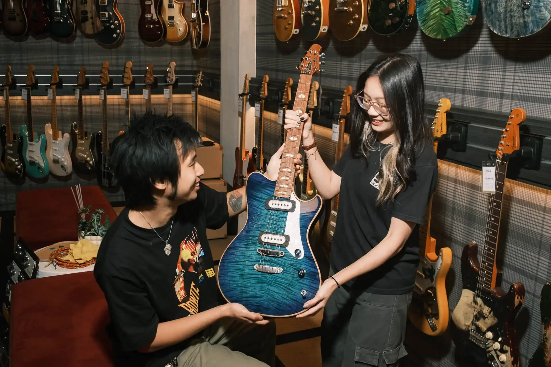 In-store expert interacting with a customer