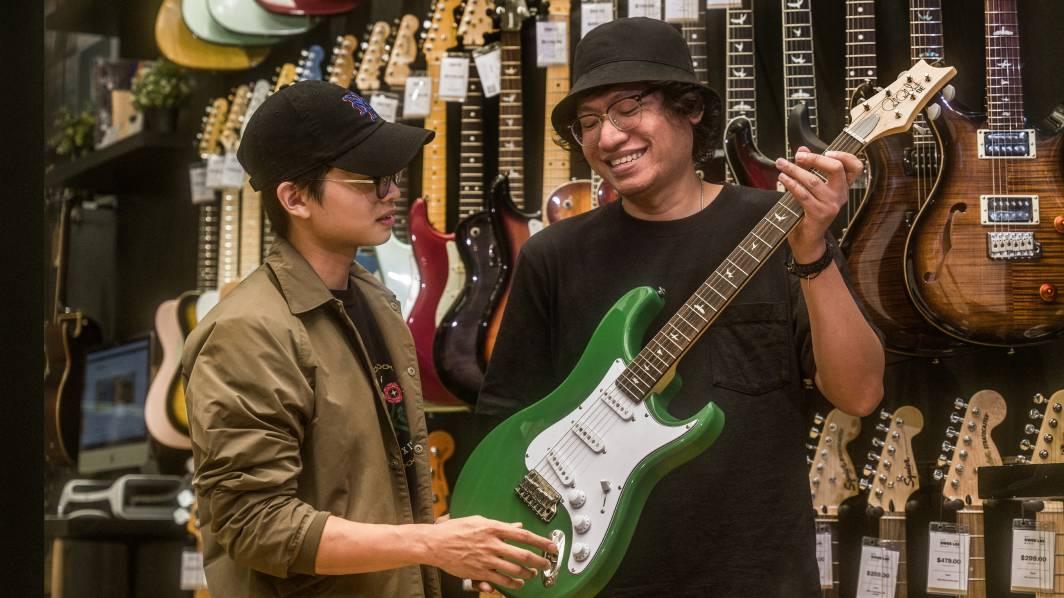 In-store expert interacting with a customer